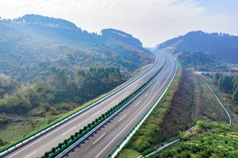 6.高速公路與群山相連，植被覆蓋率高，與原生態(tài)環(huán)境恢復有機結合.jpg