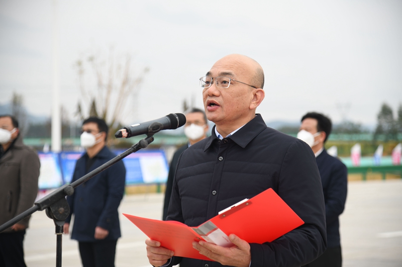 自治區(qū)交通運(yùn)輸廳黨組成員、總工程師陳津維宣布通車.jpg